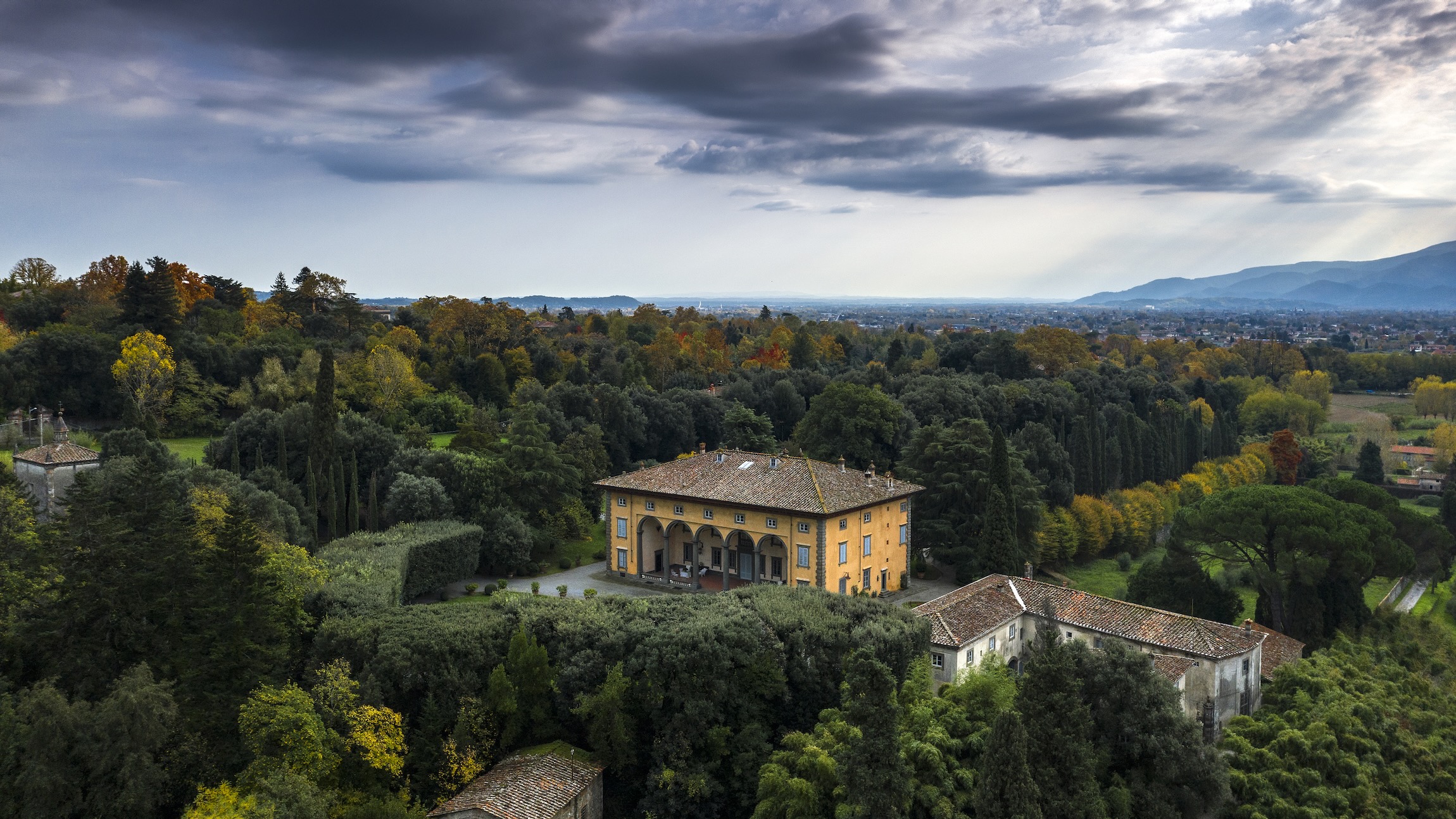 Villa Oliva near Lucca in autumn — photo 1